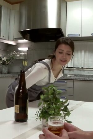 Maki Hojo JUQ-851: Va chạm mãnh liệt, mẹ bạn thân bùng nổ cùng chàng trai