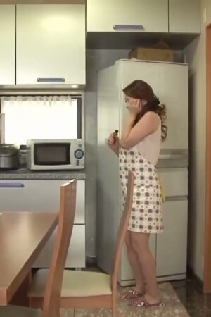 Yumi Kazama bùng nổ cùng hàng xóm trẻ trong JUX-617: Đêm hoang dại không lối thoát